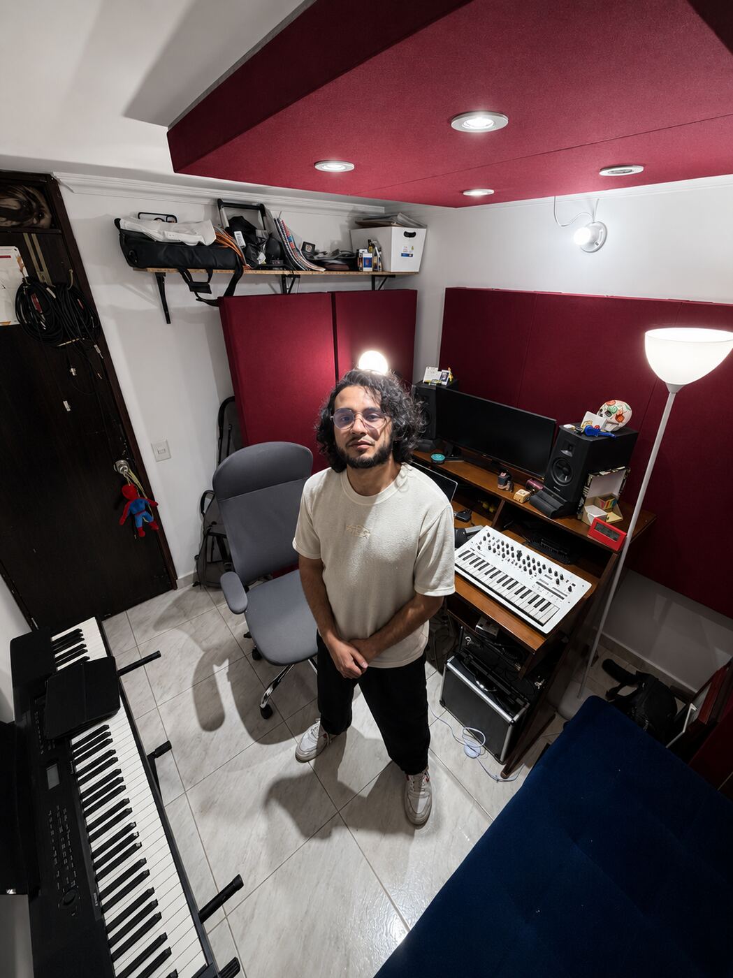 Óscar Ovalle trabajando en su estudio